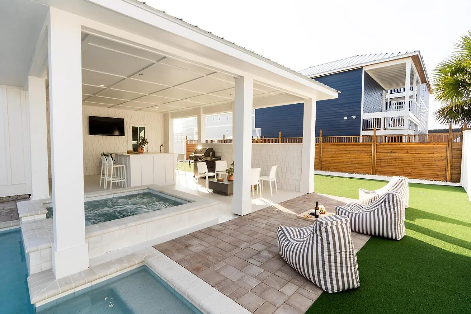 Villa The Taj Of The Gulf! Luxury Beach Mansion! Sleeps 37, Private Pool & Hot Tub, Putting Golf Panama City Beach