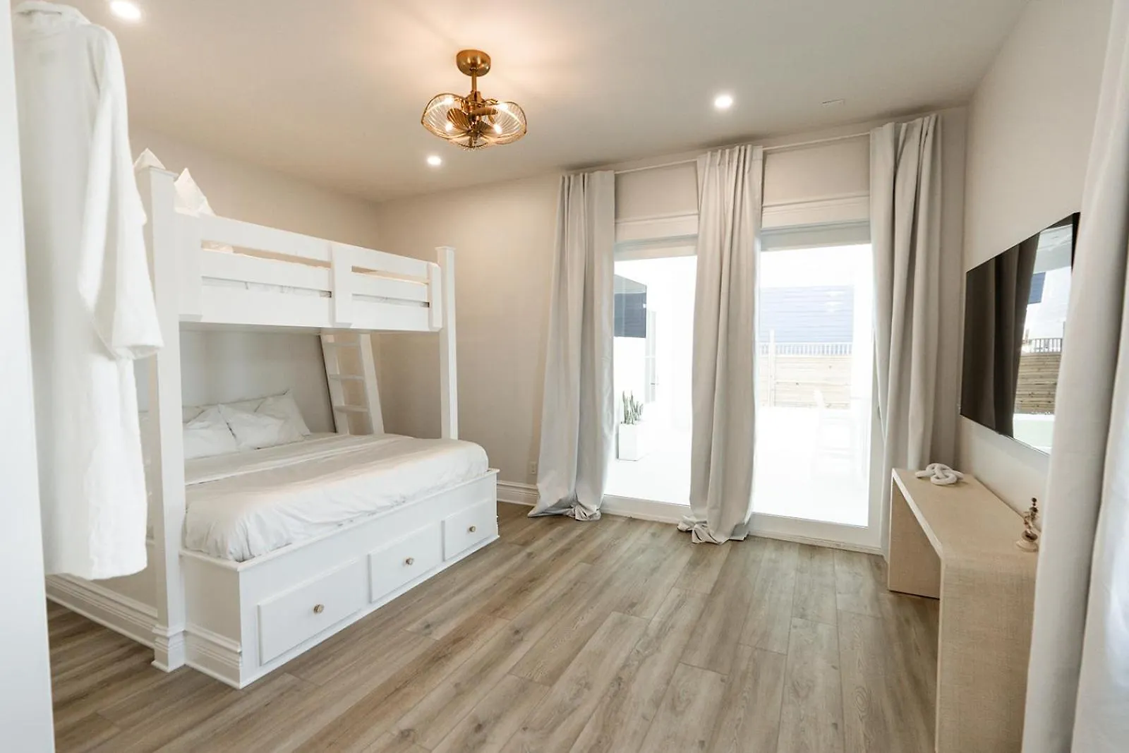 Villa The Taj Of The Gulf! Luxury Beach Mansion! Sleeps 37, Private Pool & Hot Tub, Putting Golf Panama City Beach