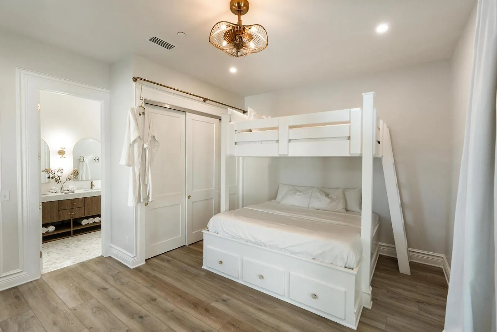 The Taj Of The Gulf! Luxury Beach Mansion! Sleeps 37, Private Pool & Hot Tub, Putting Golf Panama City Beach Villa