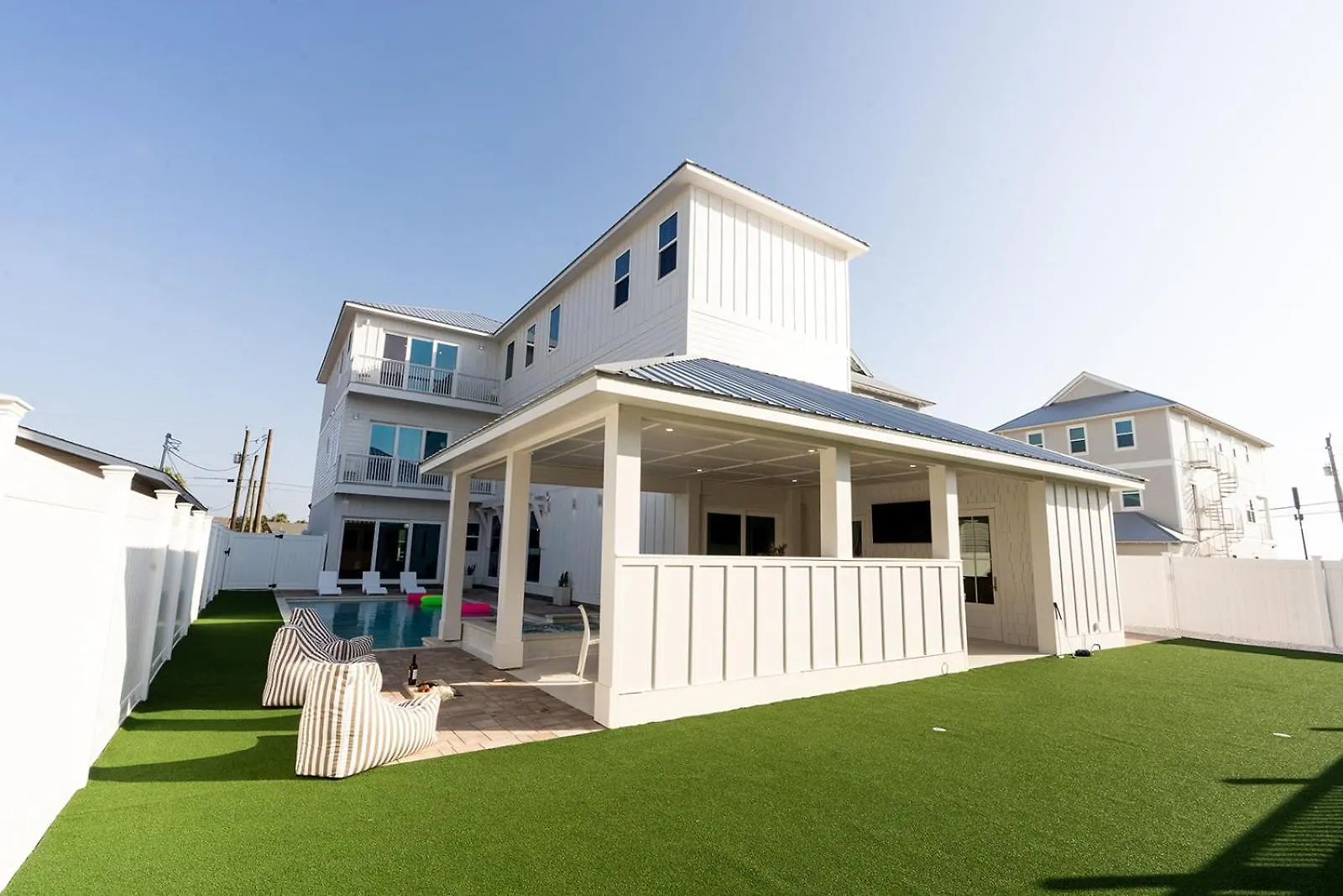 The Taj Of The Gulf! Luxury Beach Mansion! Sleeps 37, Private Pool & Hot Tub, Putting Golf Panama City Beach Villa