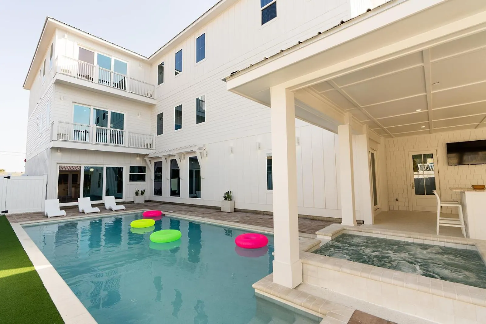 The Taj Of The Gulf! Luxury Beach Mansion! Sleeps 37, Private Pool & Hot Tub, Putting Golf Panama City Beach