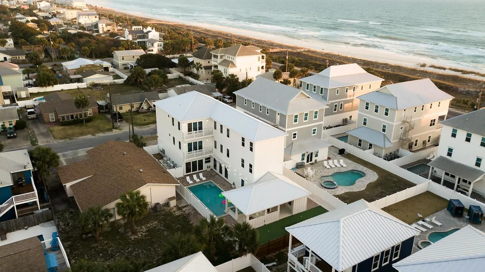 Villa The Taj Of The Gulf! Luxury Beach Mansion! Sleeps 37, Private Pool & Hot Tub, Putting Golf Panama City Beach