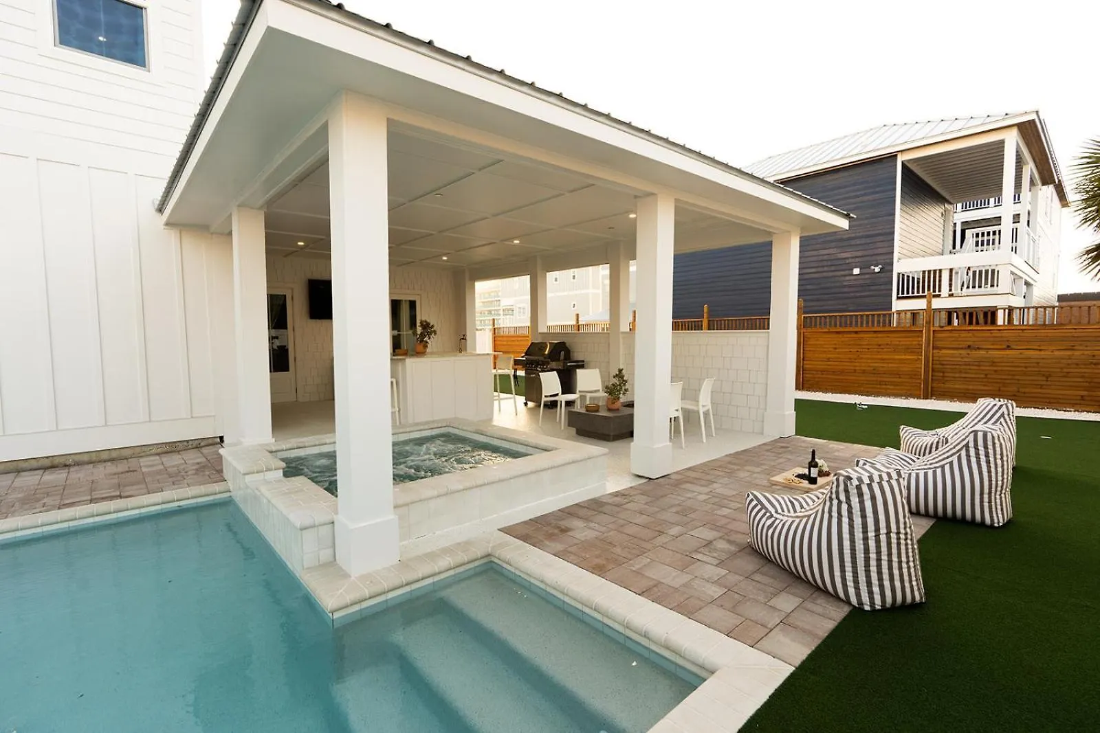 The Taj Of The Gulf! Luxury Beach Mansion! Sleeps 37, Private Pool & Hot Tub, Putting Golf Panama City Beach Villa