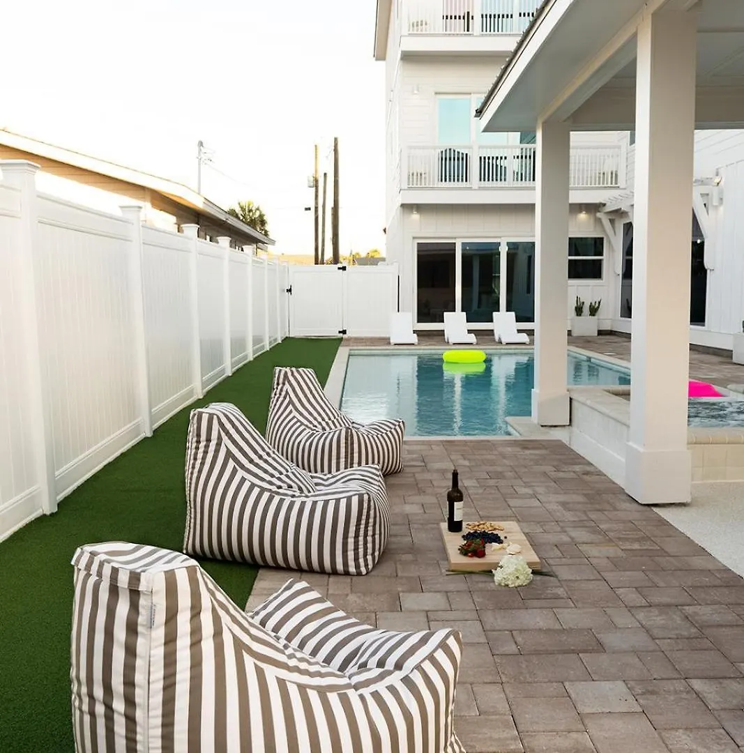 פנמה סיטי ביץ' The Taj Of The Gulf! Luxury Beach Mansion! Sleeps 37, Private Pool & Hot Tub, Putting Golf פנמה סיטי ביץ'